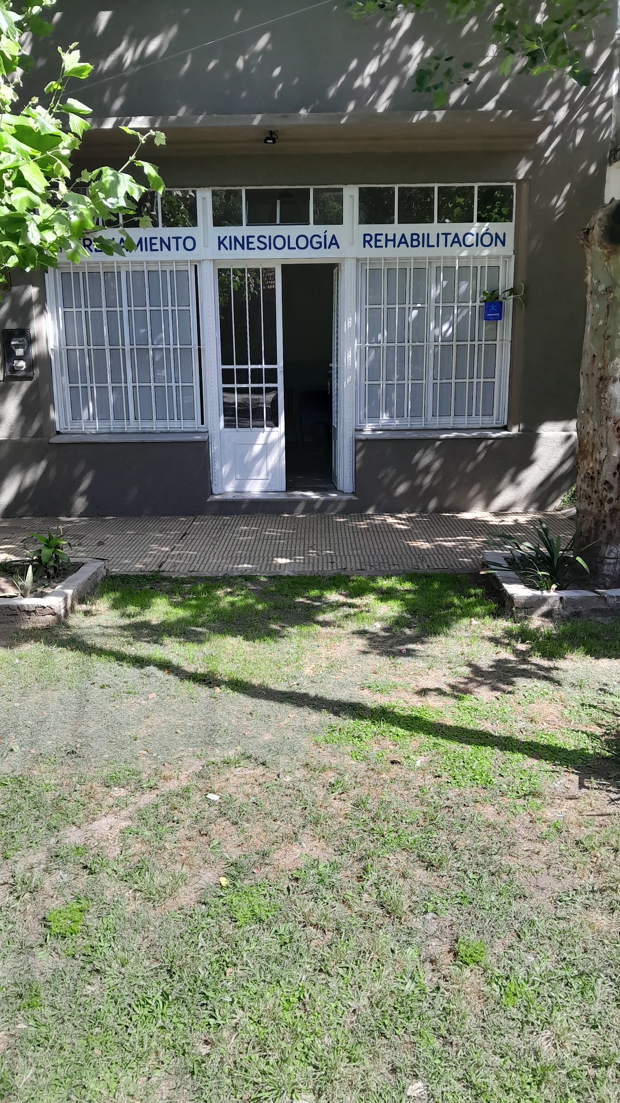 Frente del consultorio Equicentra, kinesiología en San Miguel