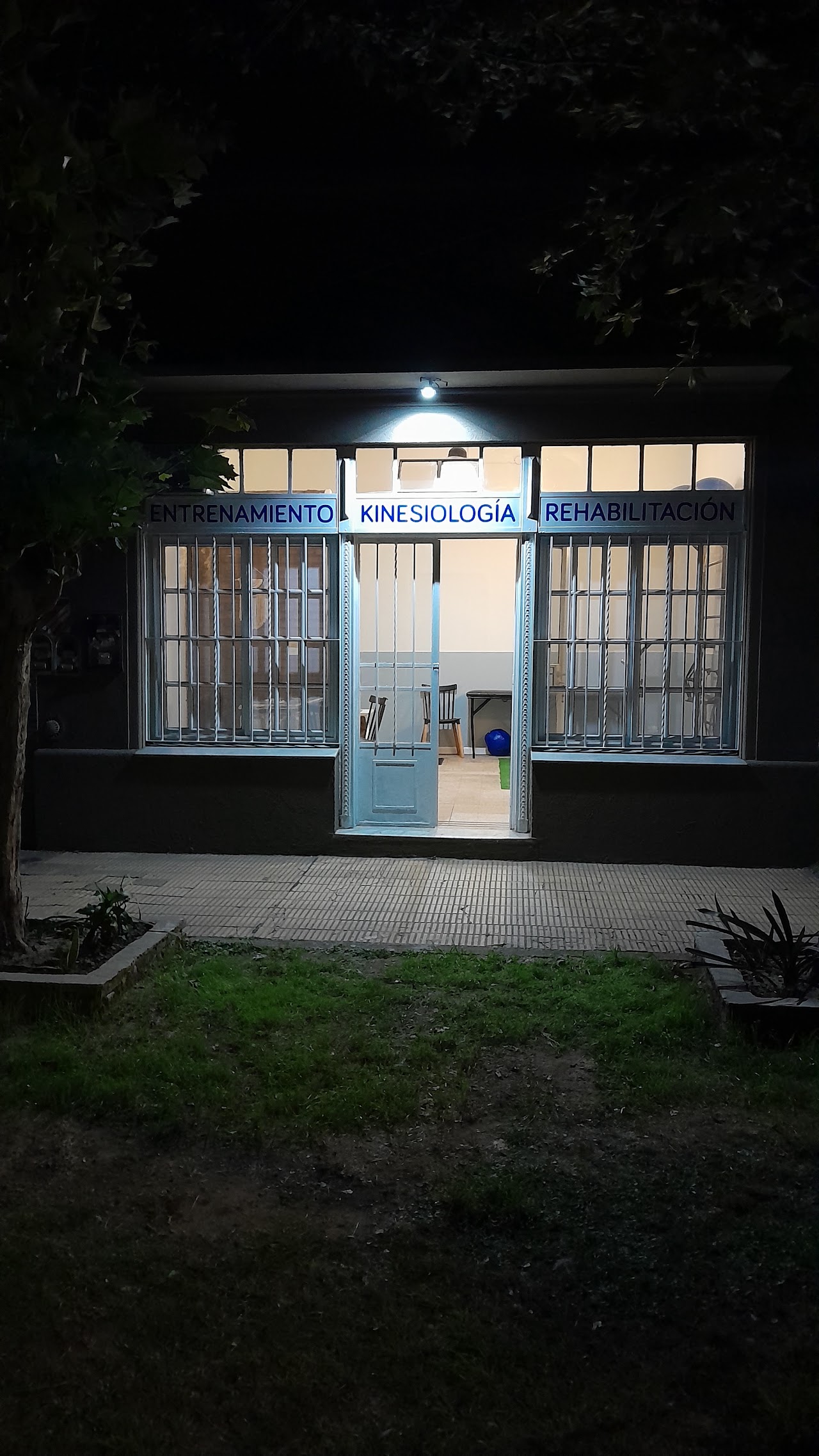 Fachada de Equicentra de noche, San Miguel