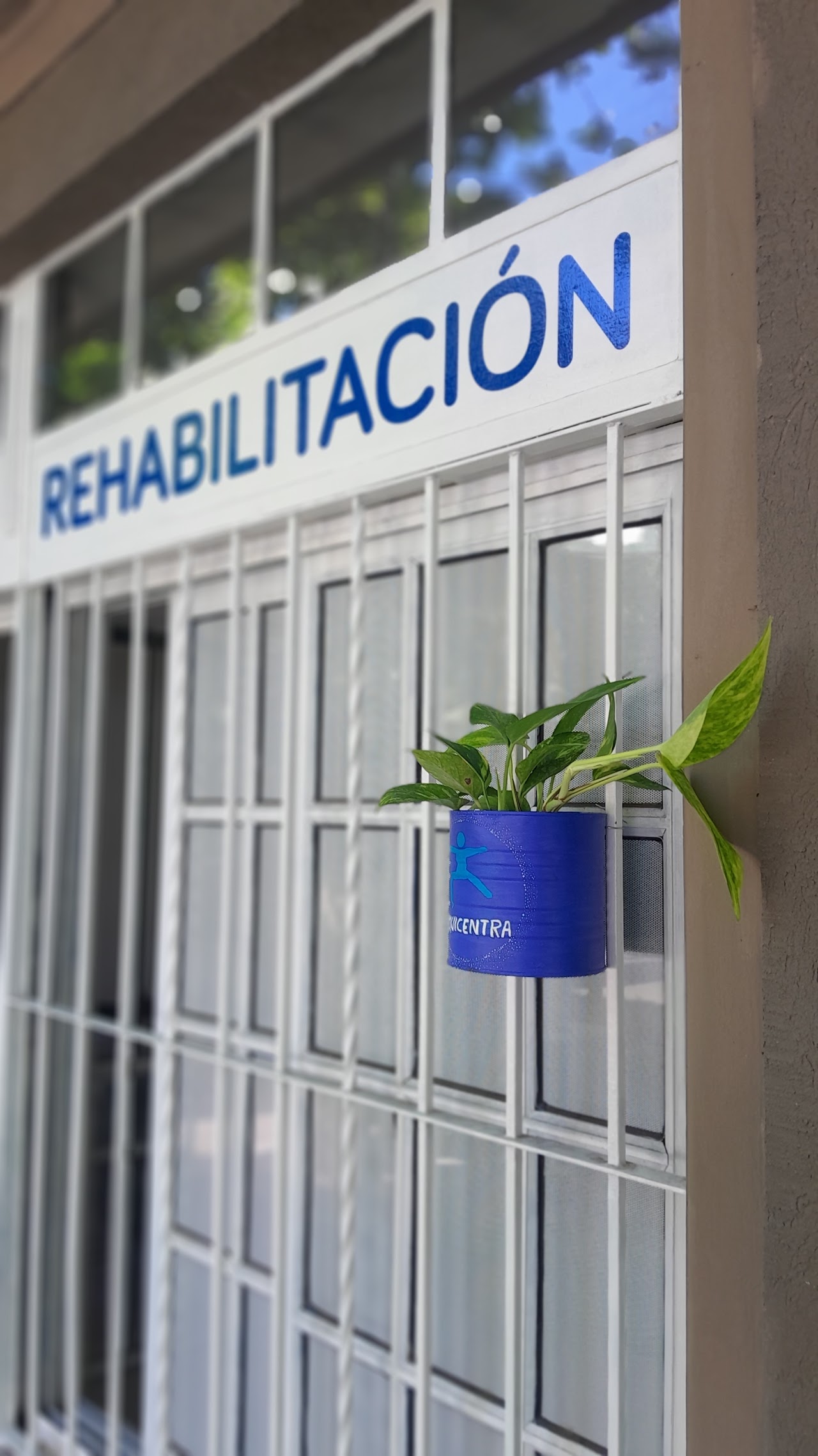 Detalle del isologo de Equicentra en la entrada